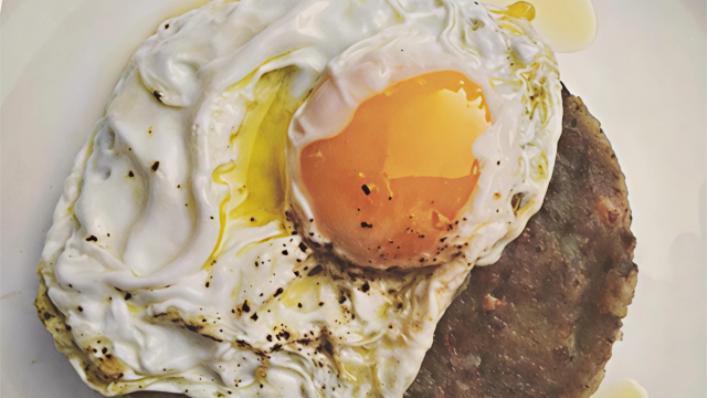 Patata con 'máscara' y huevo.