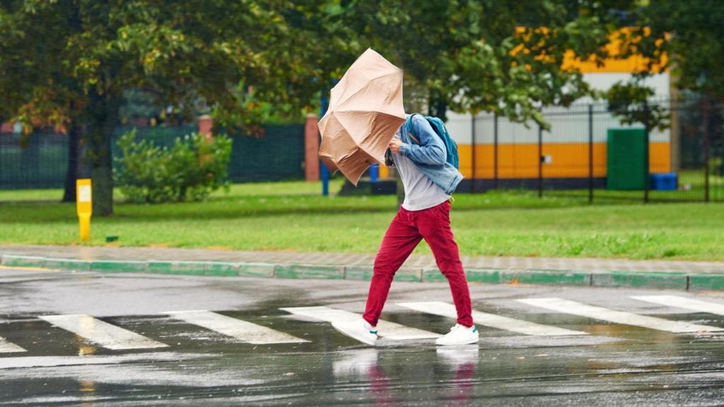Imagen de archivo de un hombre bajo la lluvia