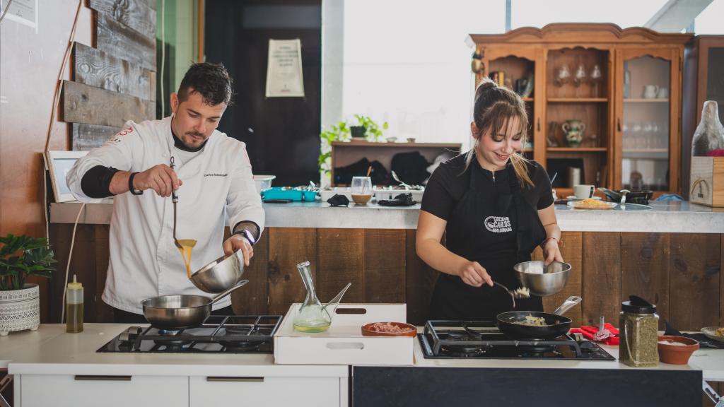 Carlos Maldonado, chef, enseñando a una de sus alumnas.