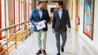 Pazos Couñago y Adrián Vázquez en los pasillos de la Cámara