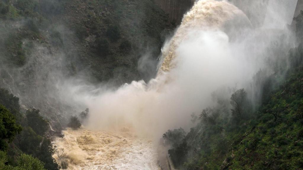 El desagüe del embalse de Casasola en Málaga.