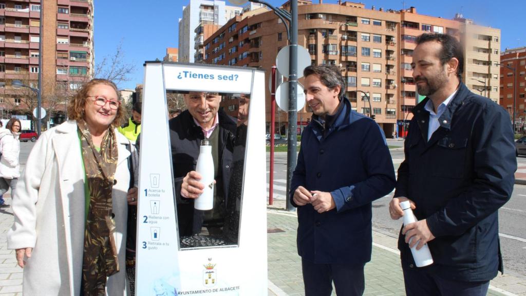El alcalde de Albacete, Manuel Serrano, haciendo uso de una de las fuentes.