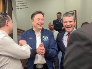 Elon Musk y el secretario de Defensa de EE. UU., Pete Hegseth, se ríen en el Pentágono en Washington, D. C., EE. UU., el 21 de marzo de 2025,.
