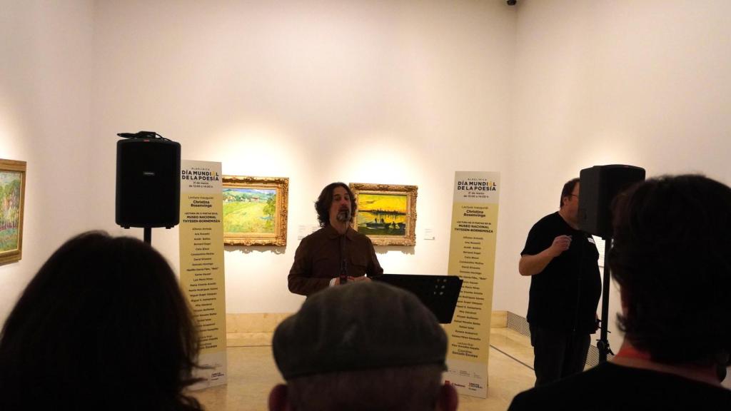 Gonzalo Escarpa recitando su poema de inauguración en una de las salas del Thyssen