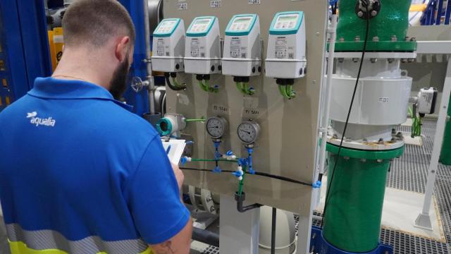 Un trabajador de Aqualia.