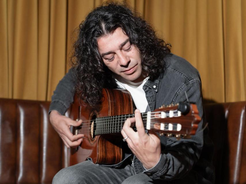 Javi Cantero probando las cuerdas de su guitarra