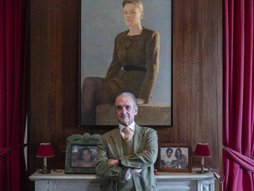 Mario Conde en uno de sus salones, bajo el retrato de Lourdes Arroyo, su primera esposa, y junto a unas fotos de sus hijos.