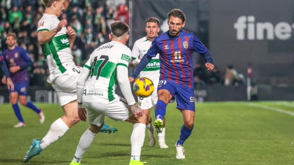 Una jugada de un anterior enfrentamiento entre los dos equipos de la provincia en Segunda División.