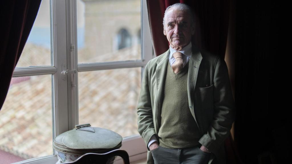 Mario Conde junto a su torreón.