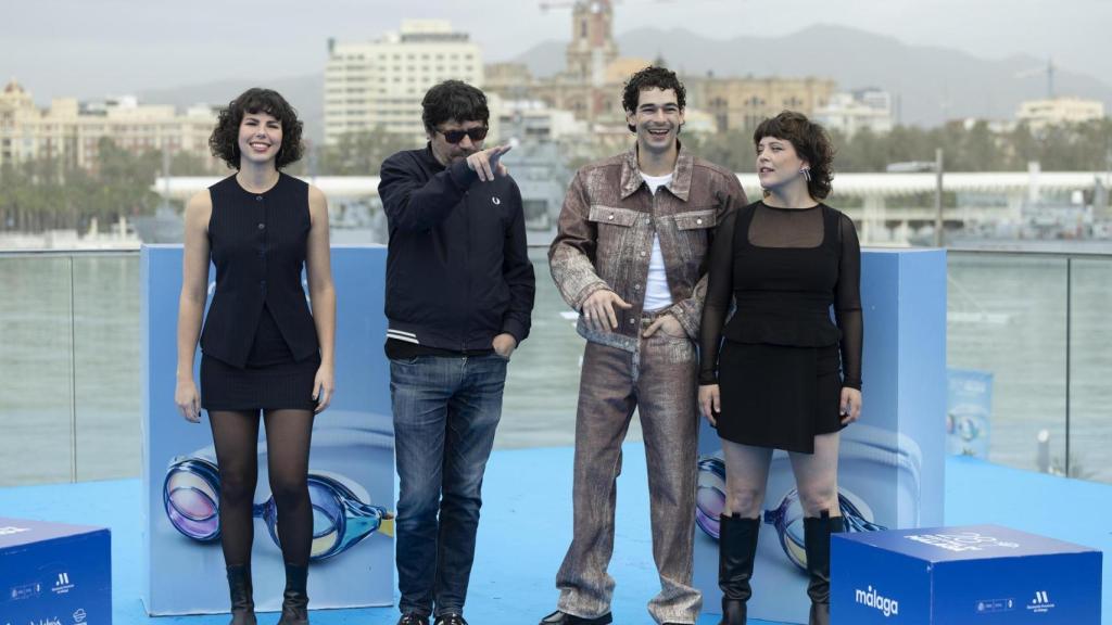 El director Santi Amodeo (2i) posa con los actores Paula Díaz (i), Daniél Pérez Astiárraga(2d) y África de la Cruz(d), durante la presentación de la película 'El cielo de los animales' en el Festival de Cine de Málaga. Foto: EFE/Jorge Zapata.