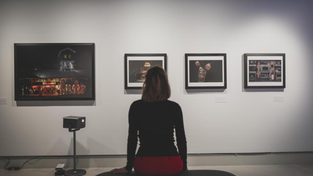 Lys Arango en su exposición en Leica Gallery. Fotografía realizada con Leica SL3.