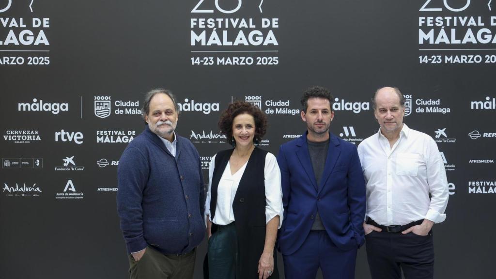 El director Gerardo Minutti (i), junto a los actores María Elena Pérez, Néstor Guzzini (2d) y Marcelo Subbioto, elenco de 'Perros', en el Festival de Málaga. Foto: EFE/Daniel Pérez