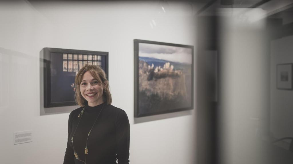 Lys Arango posa para EL ESPAÑOL al final de su entrevista en Leica Gallery. Fotografía realizada con Leica SL3.