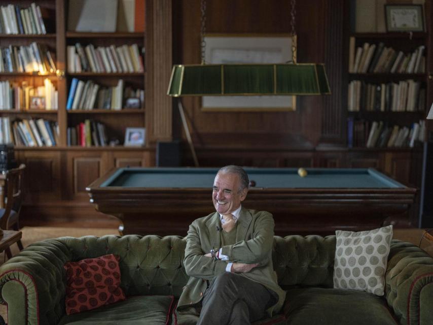 Mario Conde en el salón del billar.