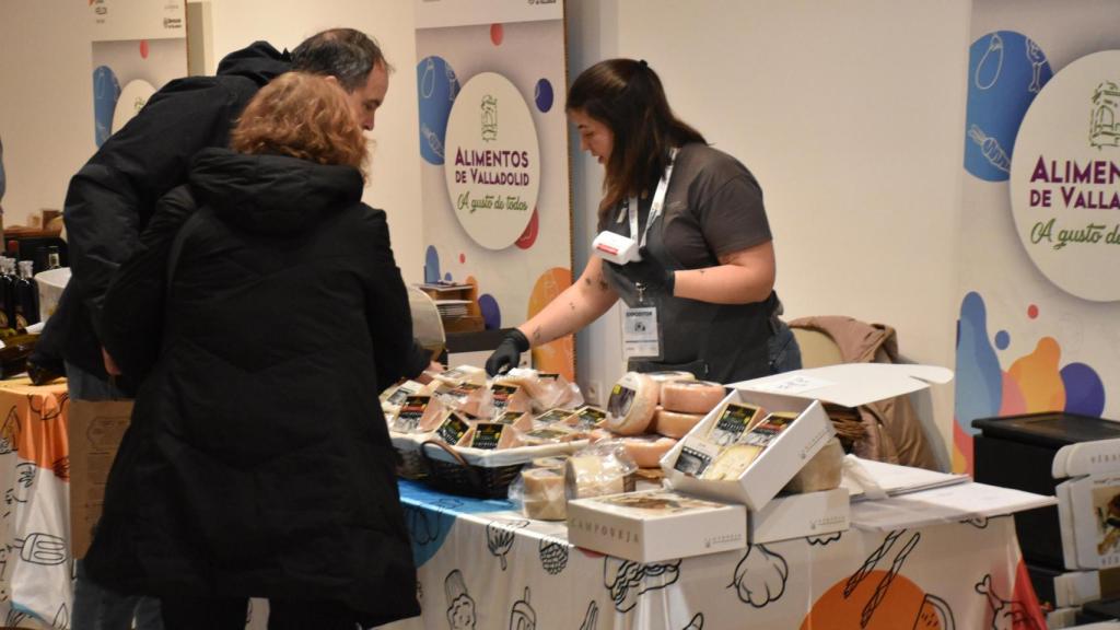 Unos visitantes adquieren unos productos en la V Feria de Alimentos de Valladolid