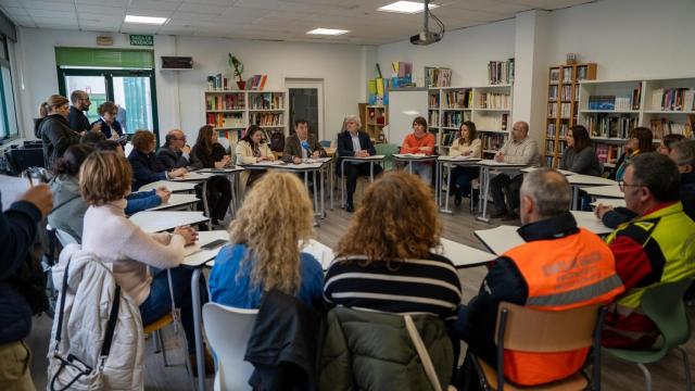 Reunión del conselleiro y la alcaldesa de Cangas con la comunidad educativa del IES Rodeira y del IES María Soliño.