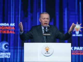 El presidente turco Erdogan se dirige a sus partidarios durante el Gran Congreso de su partido gobernante, el AKP, en Ankara.