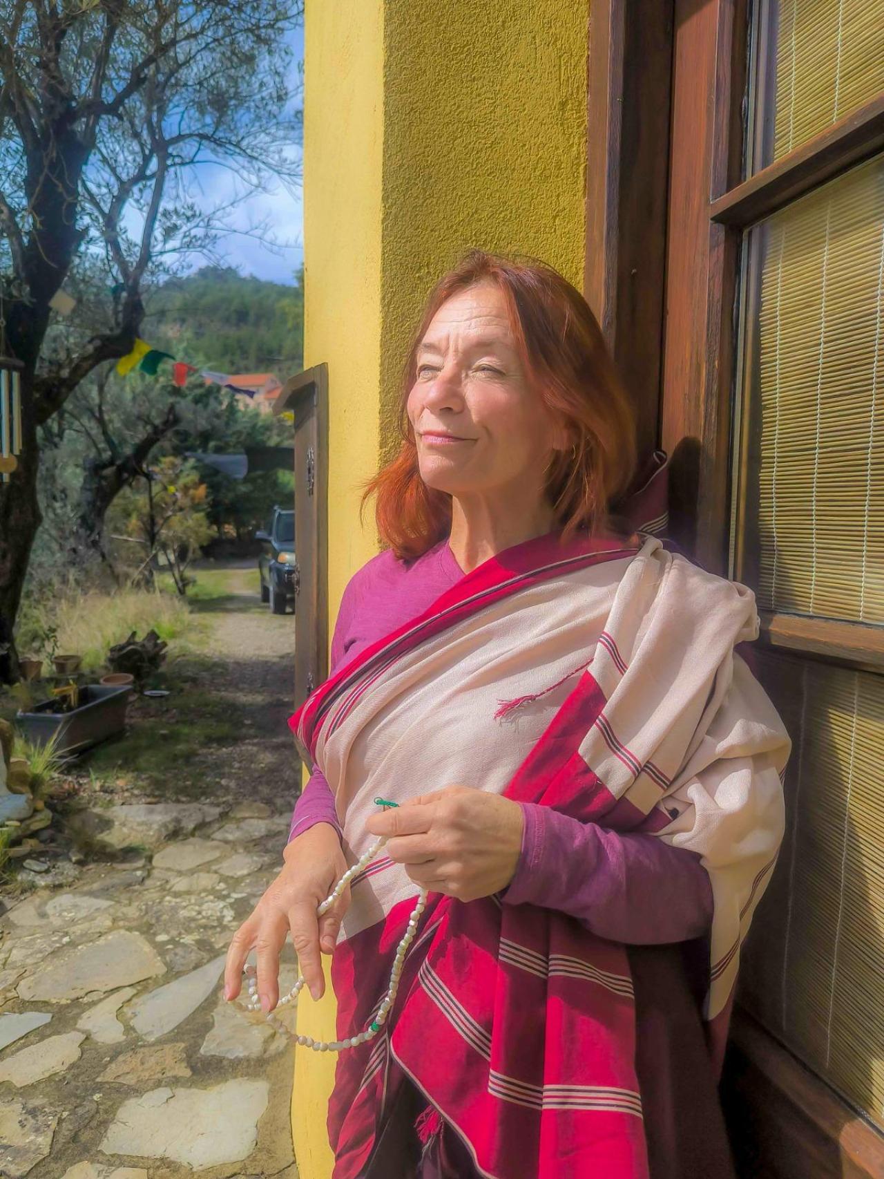 La lama Viviana Bustos, a las puertas de la casita que posee en las montañas del Prepirineo. Los budistas deben ceder su propiedad al templo tras su muerte. Ese es el compromiso.
