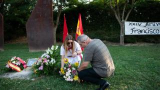 Laura Casanova en julio de 2024 colocando un centro de flores en la placa que recuerda a su padre.