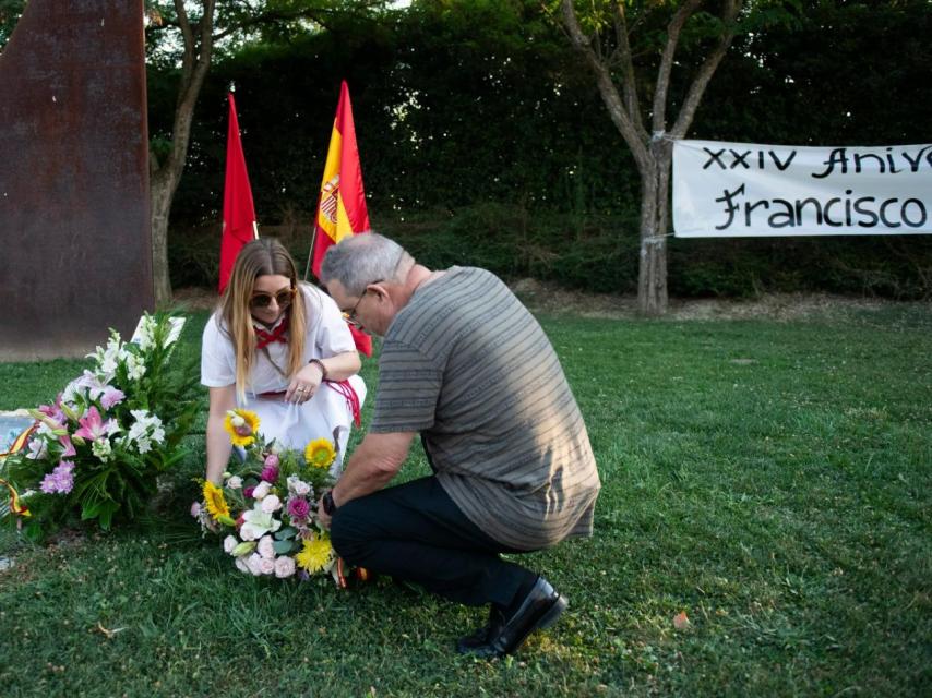 Laura Casanova en julio de 2024 colocando un centro de flores en la placa que recuerda a su padre.