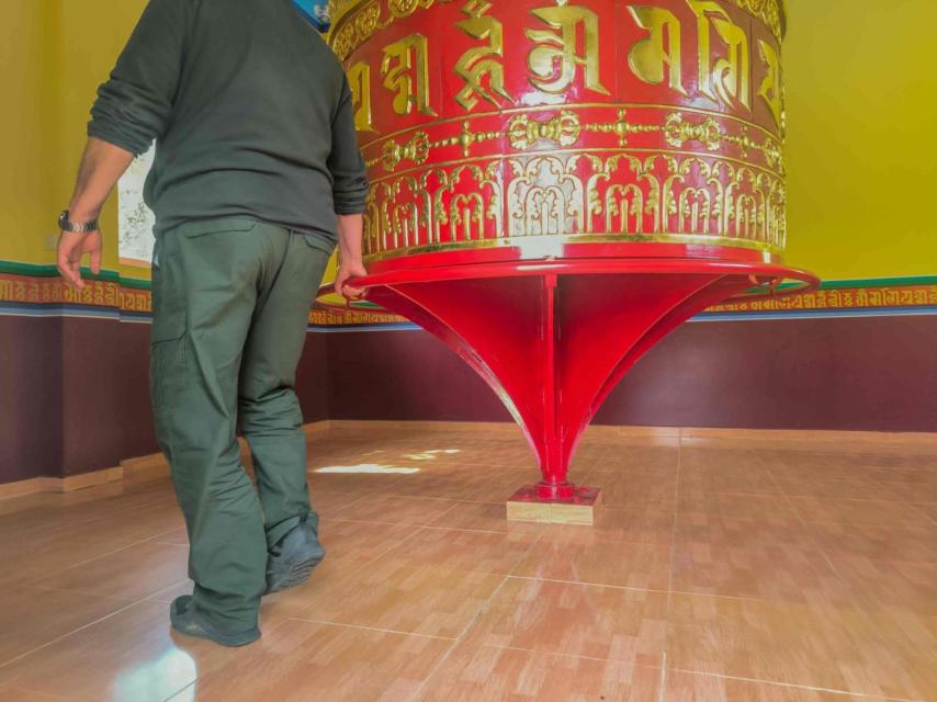 Uno de los residentes fijos del templo Dag Shang Kagyu, durante la oración de la mañana.