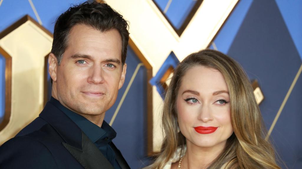 Henry Cavill y su mujer Natalie Viscuso en un acto social