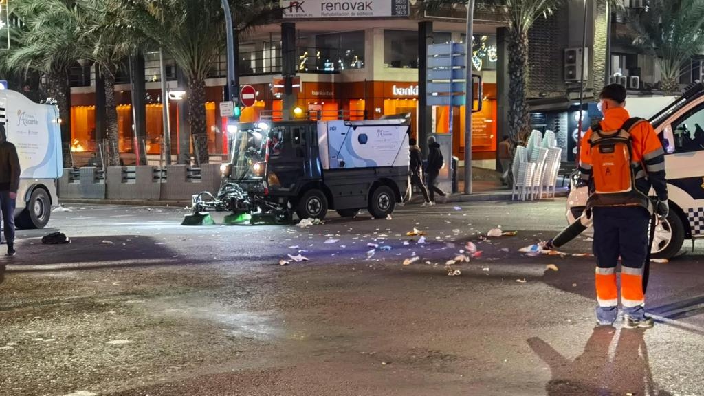 Los operarios del servicio de Limpieza Viaria tras la cabalgata de Reyes en Alicante.