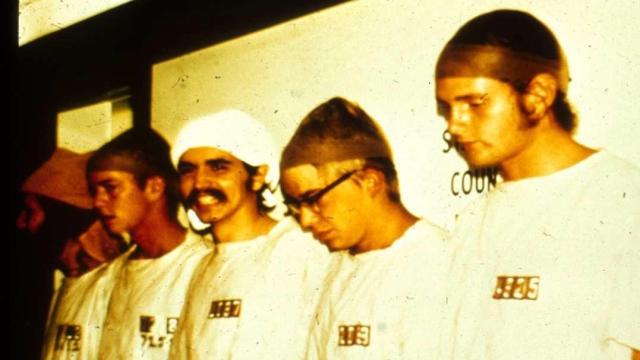 Participantes del experimento de la prisión de Stanford con el papel de prisioneros.