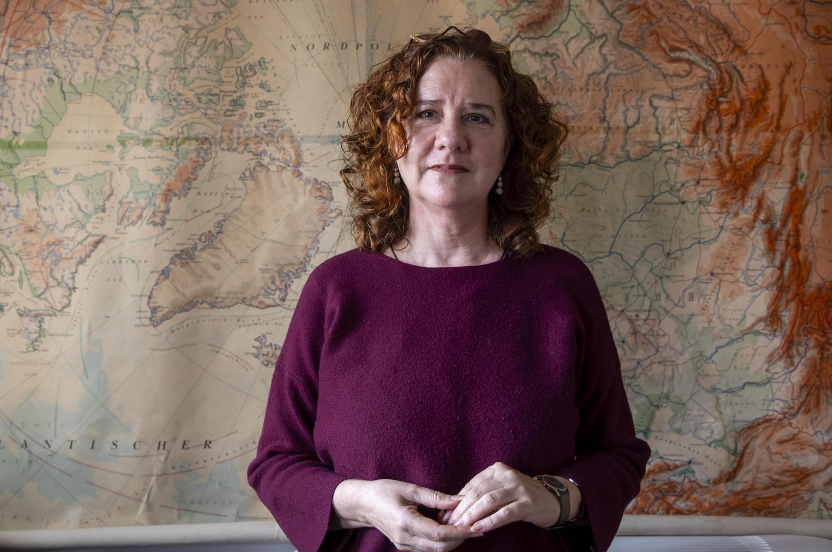 María Jesús Perles, delante de un mapa, en su despacho.