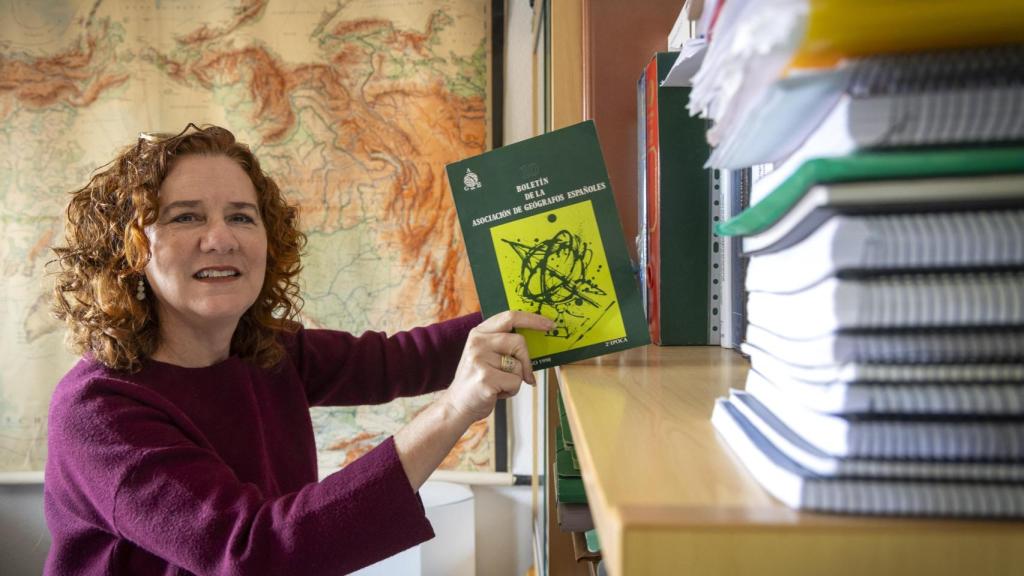 María Jesús Perles muestra uno de los libros de tiene en su despacho.