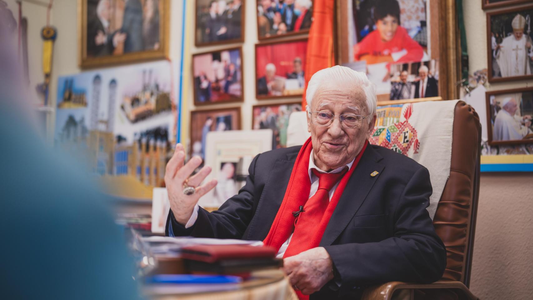 El Padre Ángel, en su despacho de Mensajeros de la Paz.