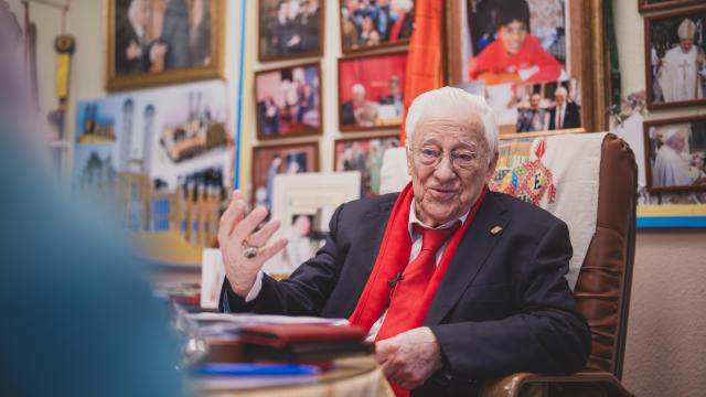 El Padre Ángel, en su despacho de Mensajeros de la Paz.