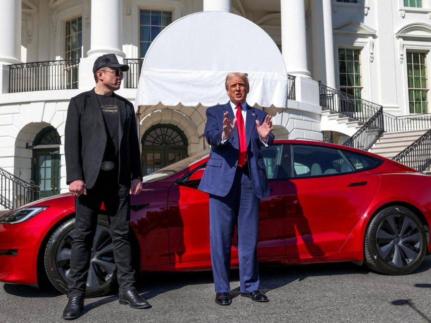 El presidente de Estados Unidos, Donald Trump, habla con los medios junto al consejero delegado de Tesla, Elon Musk, con un coche Tesla al fondo, en la Casa Blanca en Washington, Estados Unidos, el 11 de marzo de 2025