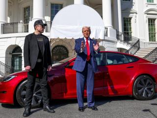 El presidente de Estados Unidos, Donald Trump, habla con los medios junto al consejero delegado de Tesla, Elon Musk, con un coche Tesla al fondo, en la Casa Blanca en Washington, Estados Unidos, el 11 de marzo de 2025