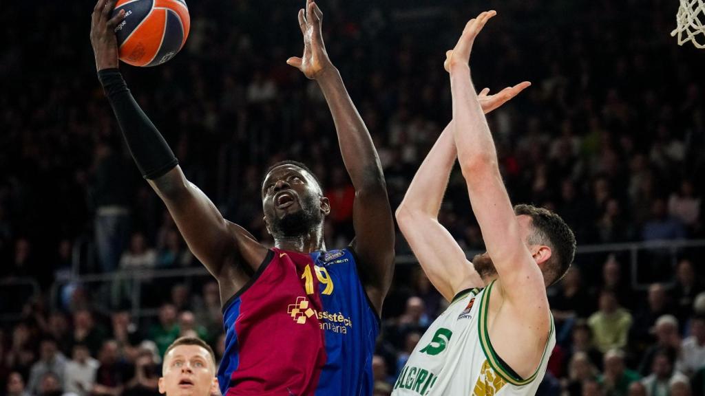 Youssoupha Fall pelea por un balón.