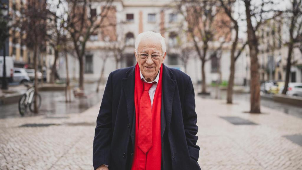 El Padre Ángel, frente a las oficinas de Mensajeros de la Paz, en Madrid.