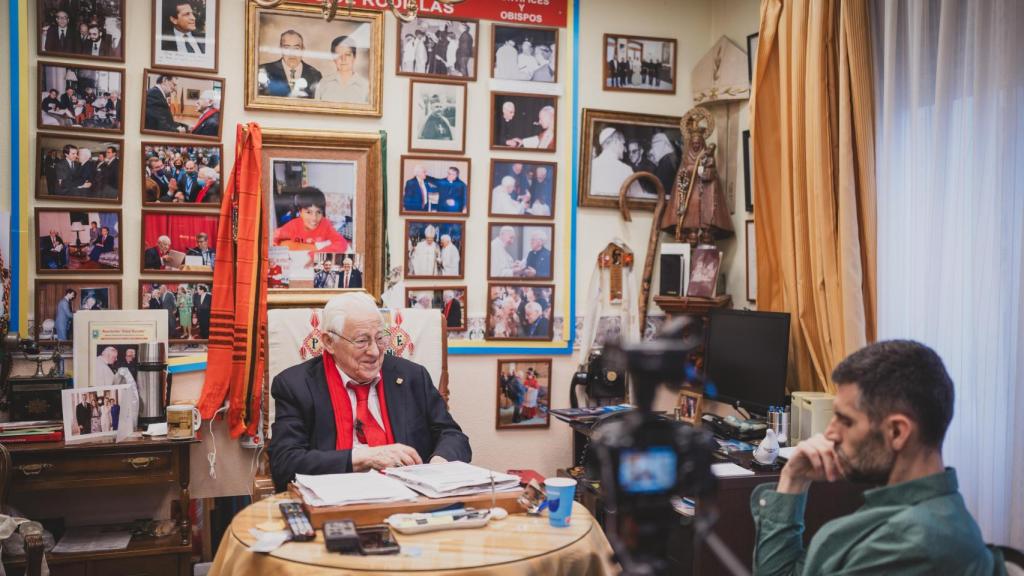 Las fotos con papas y presidentes empapelan su despacho en Mensajeros de la Paz.