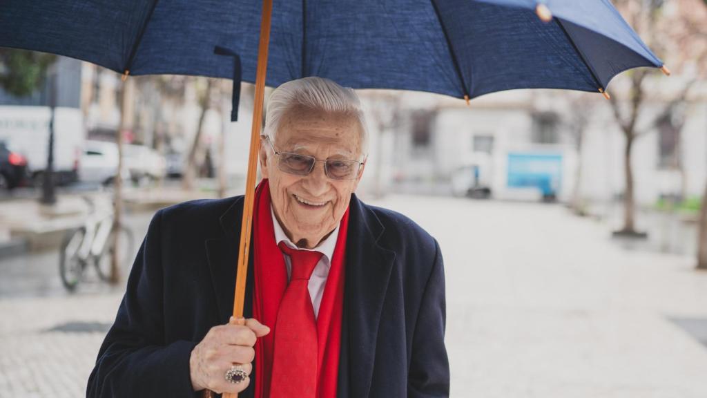 El Padre Ángel se despide antes de acudir a uno de sus templos, donde el agua ha empezado a desbordarse.