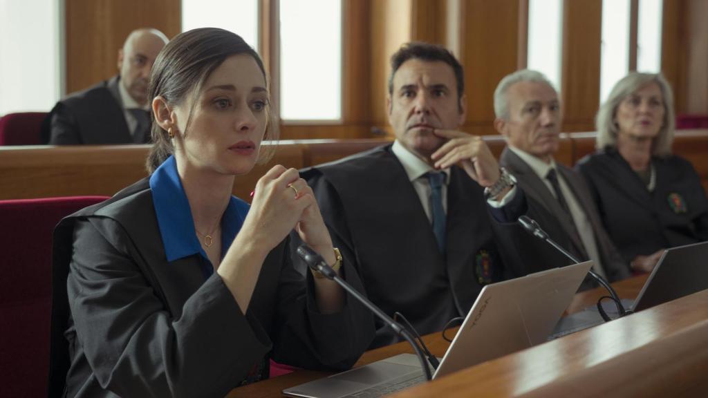 Amanda Torres (Elena Rivera) y César (Miquel Fernández) en 'Perdiendo el juicio'.