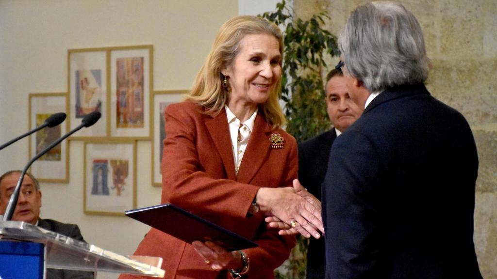 El presidente de la Asociación Internacional de la Tauromaquia, Williams Cárdenas  entrega las conclusiones ala infanta Elena a Zamora