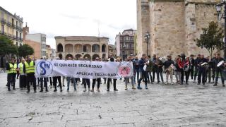 Los policías y bomberos de Zamora se manifiestan frente al Ayuntamiento