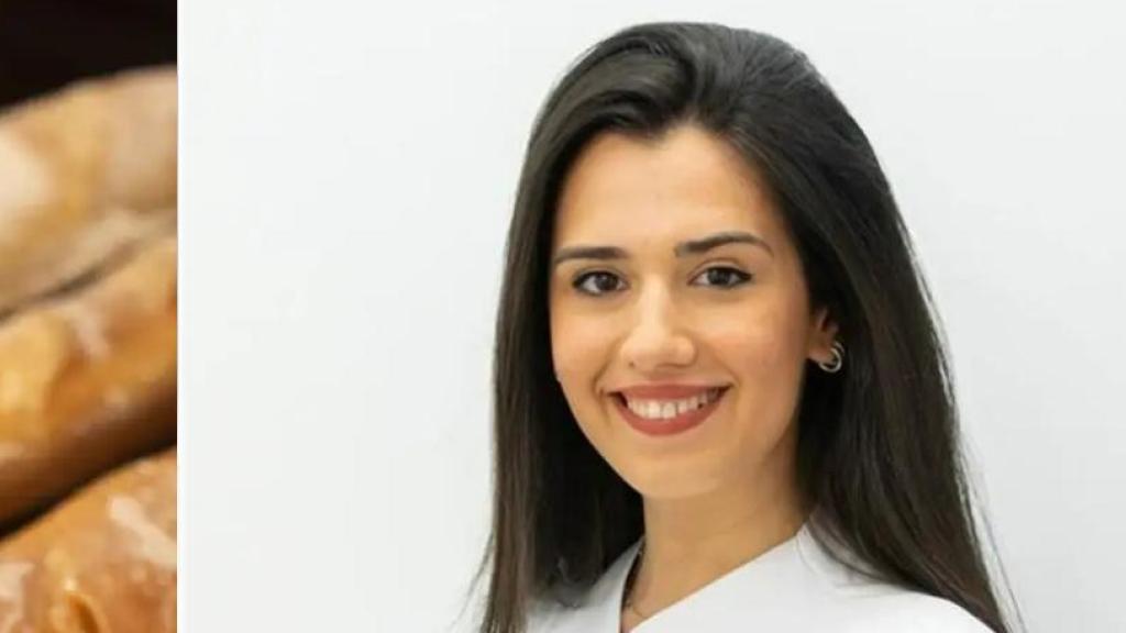 La nutricionista Sandra Moñino junto a unas barras de pan.