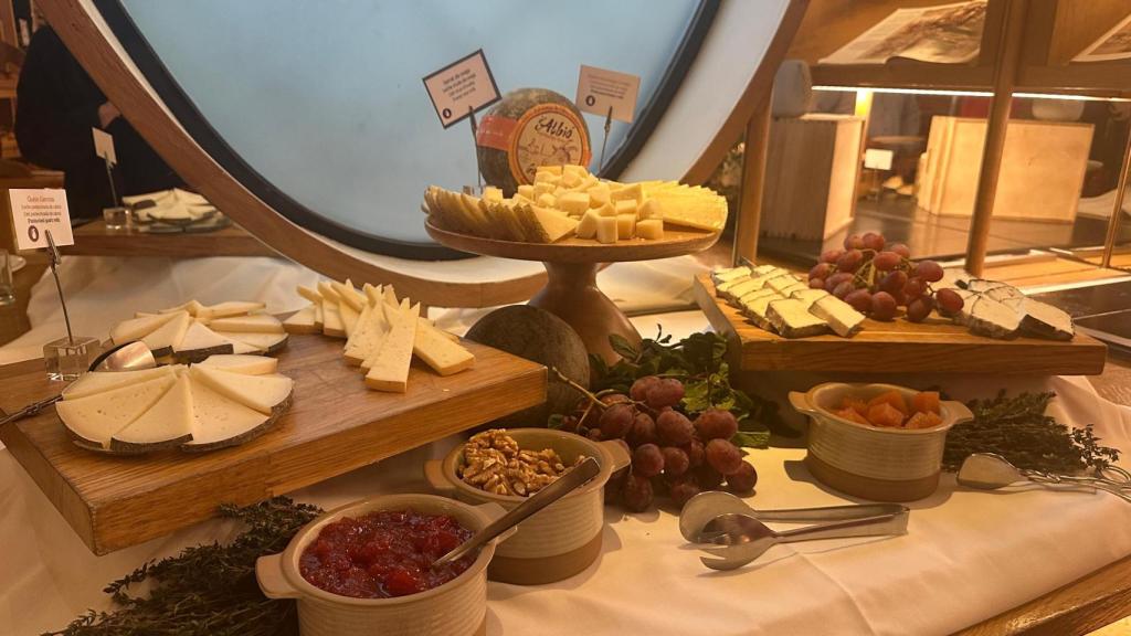 La estación de quesos que forma parte del final del brunch, junto a los postres.