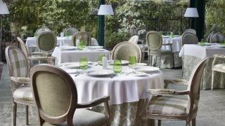 El brunch de lujo en un hotel de Barcelona al que también acuden los locales: buffet de postres y lubina wellington