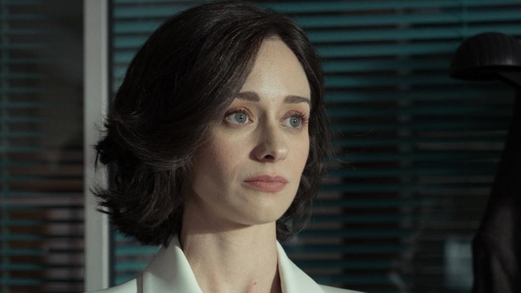 Elena Rivera da vida a la abogada Amanda Torres en 'Perdiendo el juicio'.