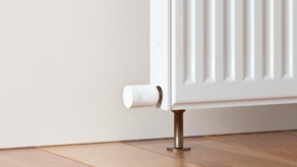 La válvula termostática inteligente TRV1 de IMOU instalada en un radiador.