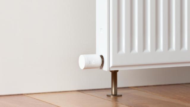 La válvula termostática inteligente TRV1 de IMOU instalada en un radiador.