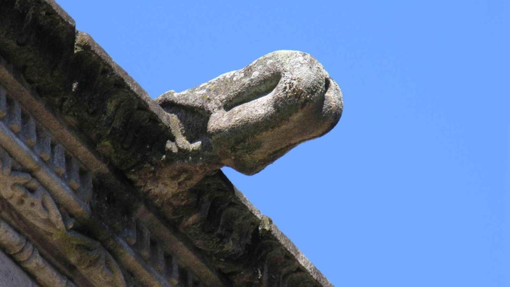 Una de las gárgolas humanas más llamativas de Compostela, donde un humano enseña su trasero.