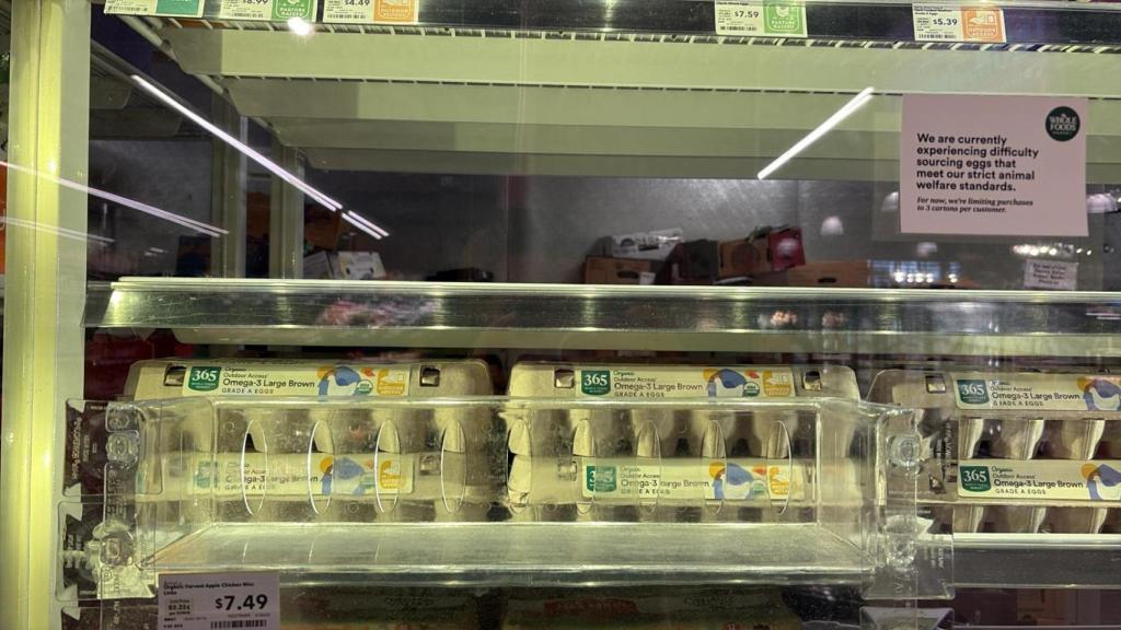 Los huevos cuestan hasta un dólar cada uno.