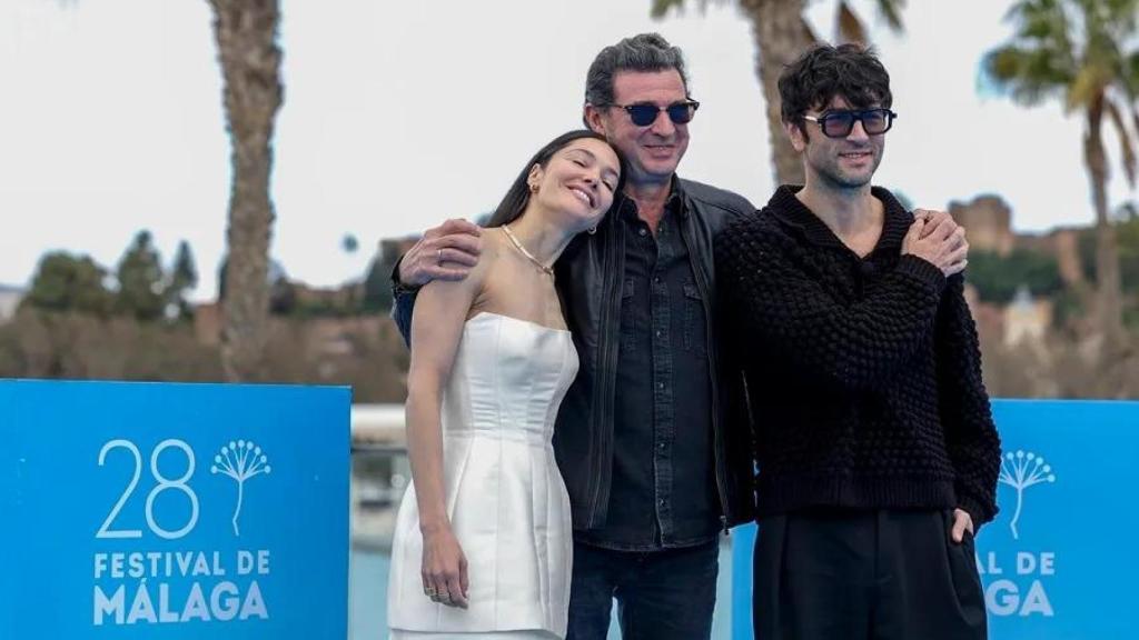 Julio Medem al centro, junto a los actores Ana Rujas y Javier Rey